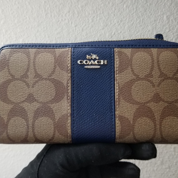 COACH Beautiful Large Zippy compact Wallet Signature - Picture 12 of 16